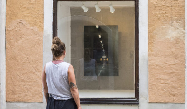 Frau beim Betrachten eines Grübenschaufensters © Hannah Soldner