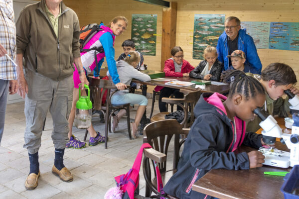 Kinder und Erwachsene am Seenlabor © Stadt Bughausen