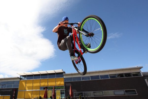 BMX-Fahrer vor Bürgerhaus © Burghauser Touristik GmbH