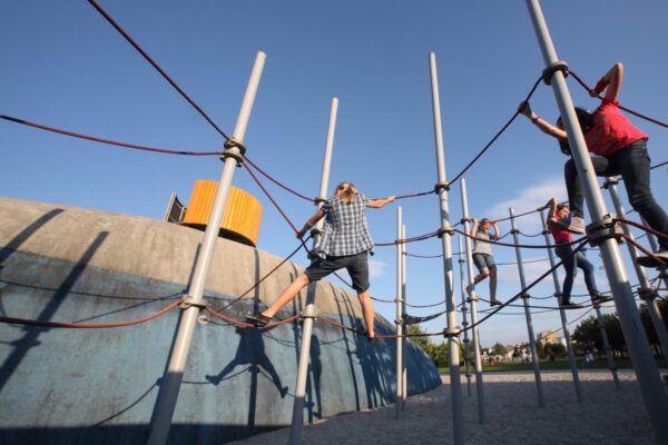 Klettergerüst auf Spielplatz in Burghausen © Burghauser Touristik GmbH