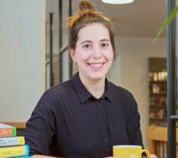 Tereza Turi   Auszubildende zur FaMI in der Stadtbibliothek © Ron Ronson