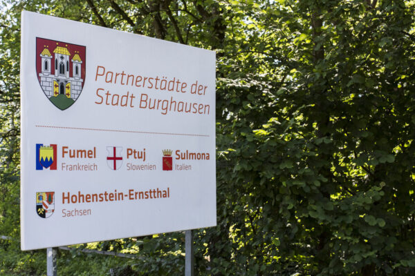Schild Partnerstädte Burghausens am Ortseingang © Hannah Soldner