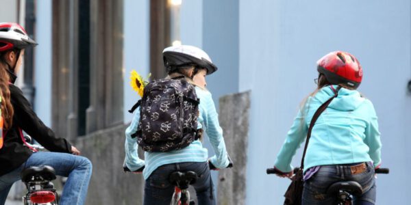Kinder auf Fahrrädern mit Schulranzen am Stadtplatz © Burghauser Touristik GmbH