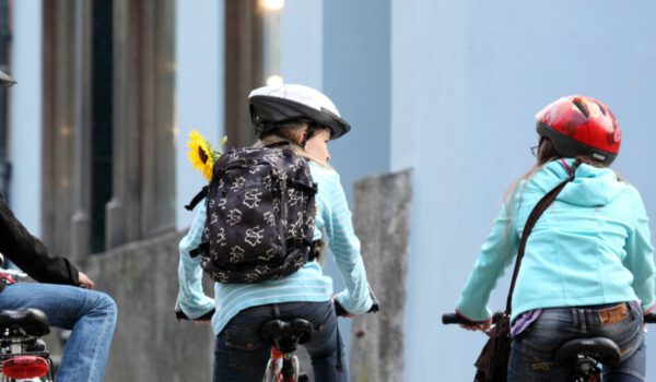 Kinder auf Fahrrädern mit Schulranzen am Stadtplatz © Burghauser Touristik GmbH