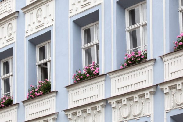 Fensterfront Gebäude am Stadtplatz © Burghauser Touristik GmbH