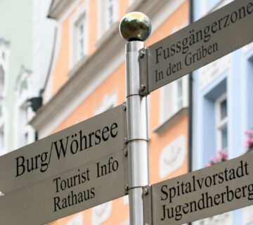 Wegweiser am Stadtplatz © Burghauser Touristik GmbH