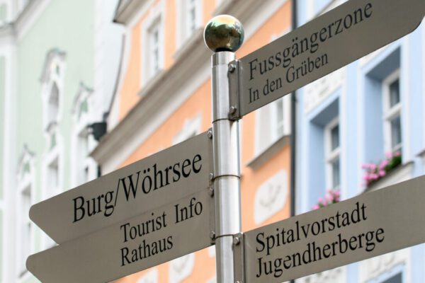 Wegweiser am Stadtplatz © Burghauser Touristik GmbH