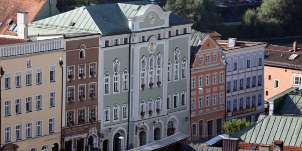 Rathausgebäude von Weitem © Burghauser Touristik GmbH