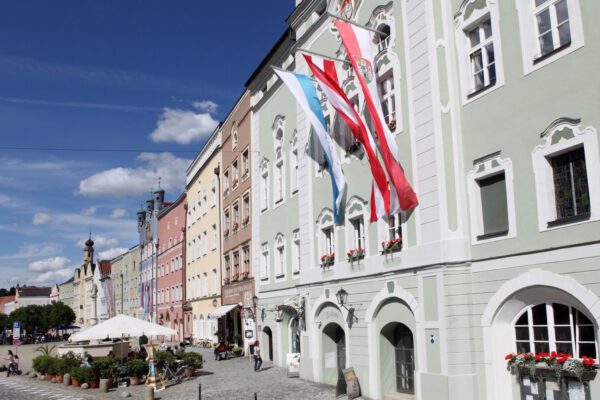 Rathausgebäude mit Stadtplatz © Burghauser Touristik GmbH Rathausgebäude mit Stadtplatz © Burghauser Touristik GmbH