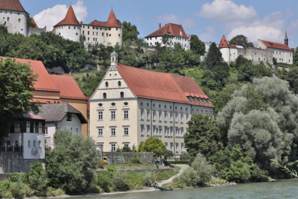 Kumax-Gymnasium von der Salzach aus © Gerhard Nixdorf