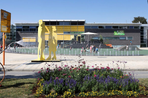 Gärtner bei der Arbeit am Bürgerhaus © Gerhard Hübner