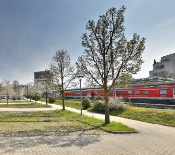 Zug am Bahnhof Burghausen © Gerhard Nixdorf