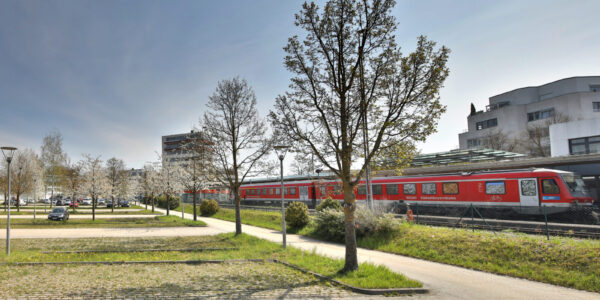Zug am Bahnhof Burghausen © Gerhard Nixdorf
