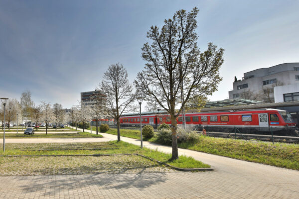 Zug am Bahnhof Burghausen © Gerhard Nixdorf