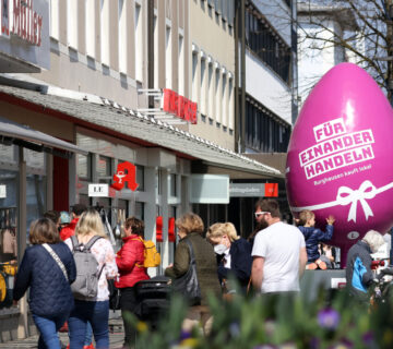 Treiben in der Marktler Straße mit Riesen Osterei © Gerhard Nixdorf