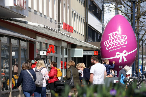 Treiben in der Marktler Straße mit Riesen-Osterei © Gerhard Nixdorf