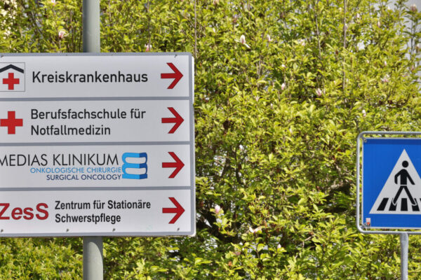 Wegschilder zu verschiedenen medizinischen Einrichtungen © Gerhard Nixdorf