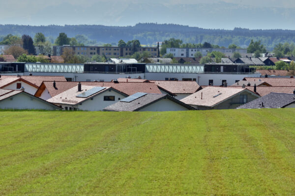 Wohngebiet mit Wiese im Vordergrund © Gerhard Nixdorf