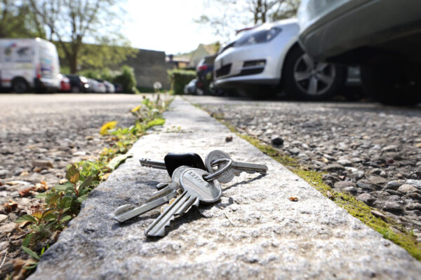 Symbolbild verlorener Schlüssel auf Parkplatz © Gerhard Nixdorf
