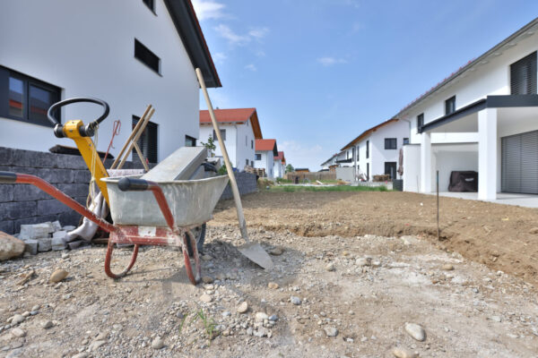 Schubkarren und Werkzeug auf Baustellen (Symbolbild) © Gerhard Nixdorf