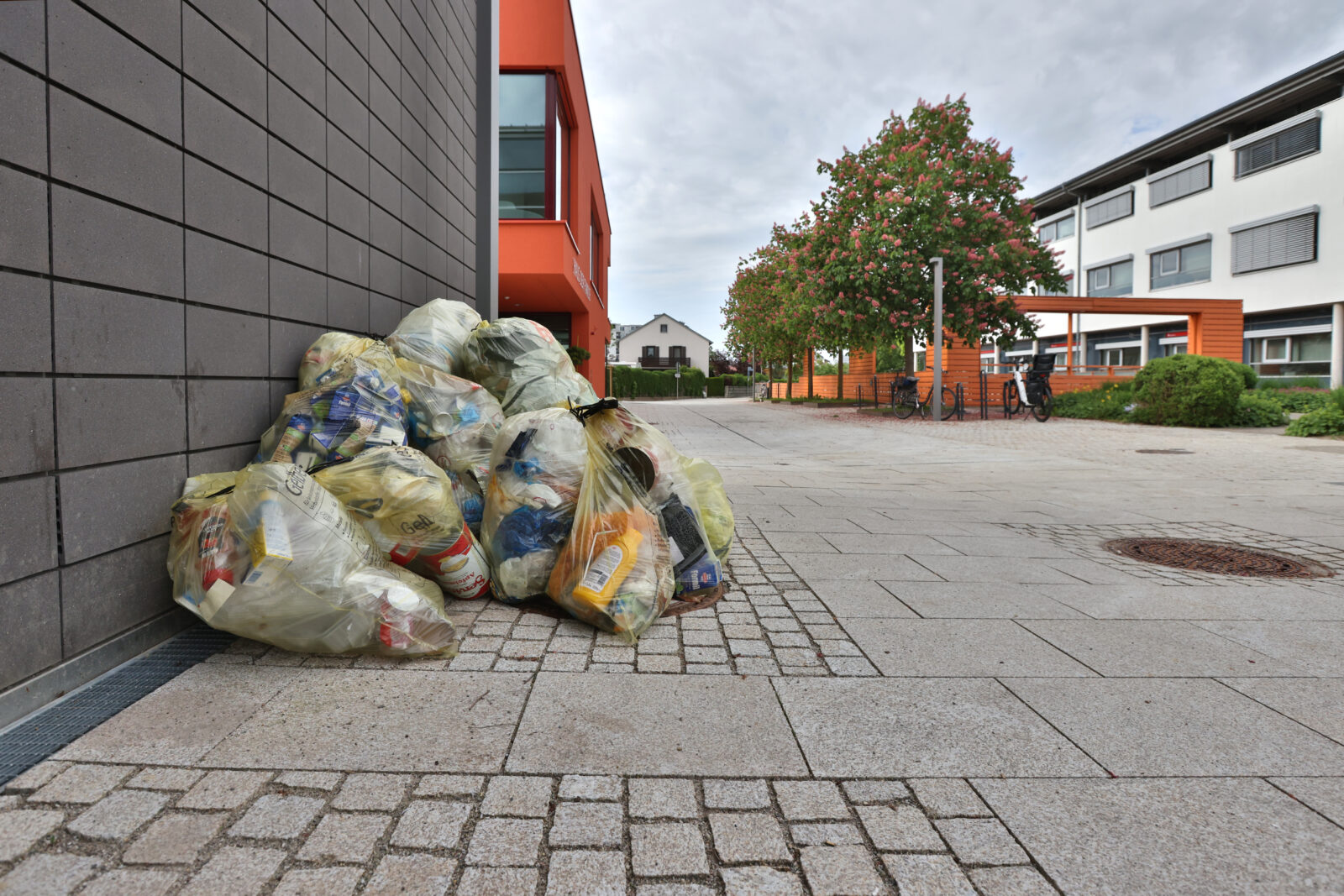 Gelbe Säcke beim Haus der Familie © Gerhard Nixdorf