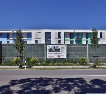 Wohnblock in Burghausen mit Banner der BuWoG am Zaun © Gerhard Nixdorf