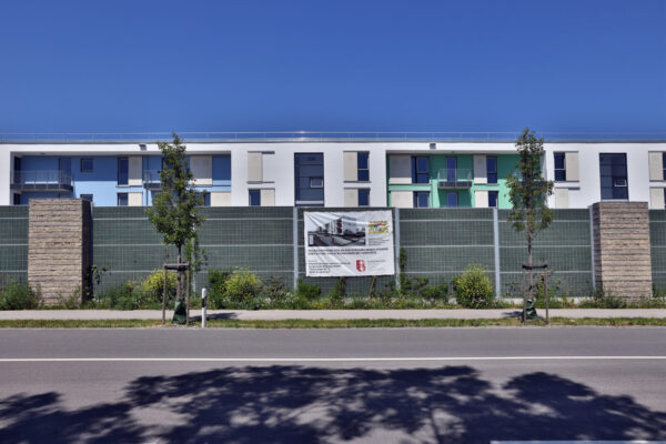 Wohnblock in Burghausen mit Banner der BuWoG am Zaun © Gerhard Nixdorf