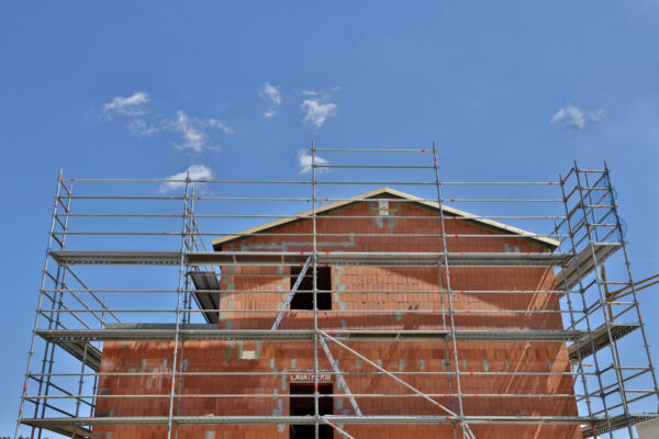 Rohbau mit Gerüst © Gerhard Nixdorf
