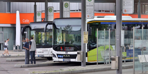 Busse am Zentralen Omnibusbahnhof in Burghausen © Gerhard Nixdorf