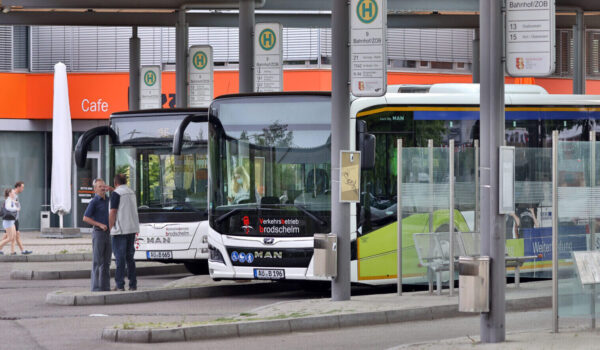 Busse am Zentralen Omnibusbahnhof in Burghausen © Gerhard Nixdorf