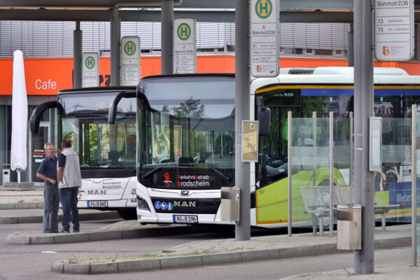 Busse am Zentralen Omnibusbahnhof in Burghausen © Gerhard Nixdorf