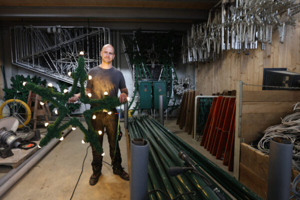 Mitarbeiter im Lager der Weihnachtsbeleuchtung © Gerhard Nixdorf