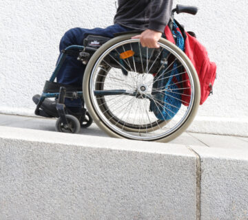 Rollstuhlfahrer auf Rampe © Gerhard Nixdorf