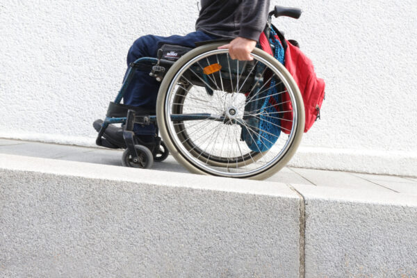Rollstuhlfahrer auf Rampe © Gerhard Nixdorf