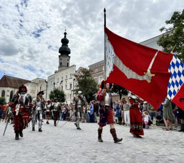 Fahnenträger und Ritter des Festzugs © Alexandra Könisgeder