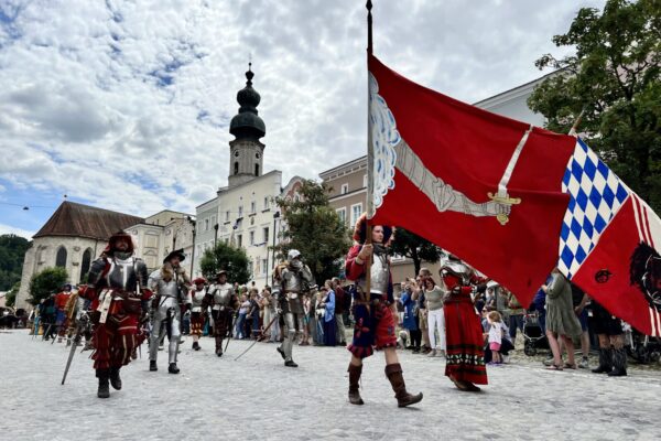 Fahnenträger und Ritter des Festzugs © Alexandra Könisgeder Fahnenträger und Ritter des Festzugs © Alexandra Könisgeder