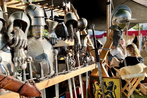 ausgestellte Waffen und Rüstungen © Alexandra Könisgeder
