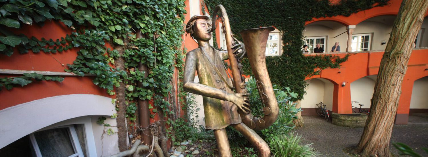 Bronzefigur eines Saxophonisten vor dem Mautnerschloss © Burghauser Touristik GmbH