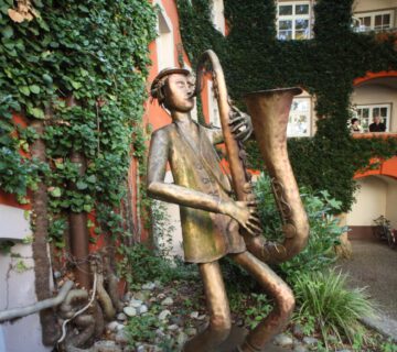 Bronzefigur eines Saxophonisten vor dem Mautnerschloss © Burghauser Touristik GmbH