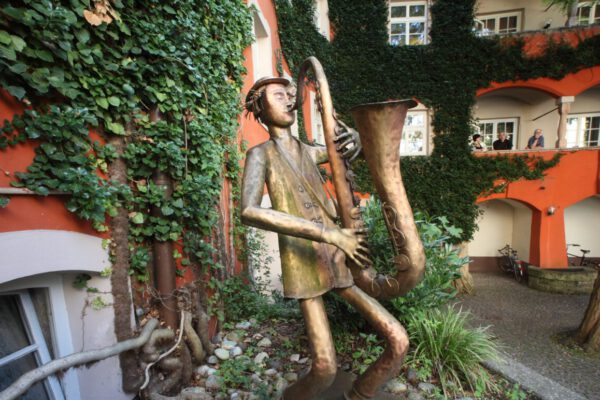 Bronzefigur eines Saxophonisten vor dem Mautnerschloss © Burghauser Touristik GmbH