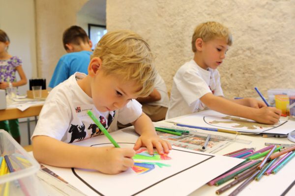 Malende Kinder im Stadtmuseum © Stadt Burghausen Malende Kinder im Stadtmuseum © Stadt Burghausen