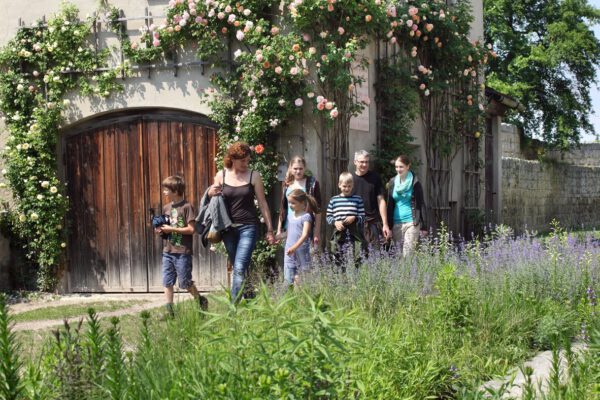 Familie in Raitenhaslach © Burghauser Touristik GmbH