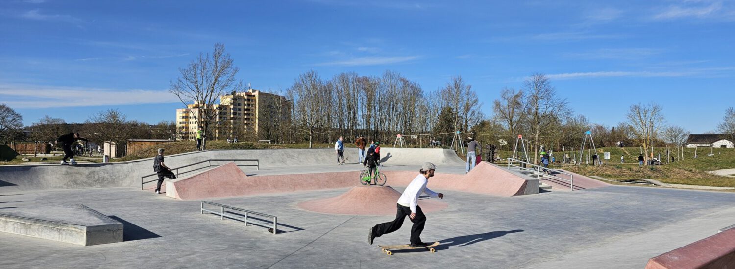El skatepark con numerosas rampas, escalones y barandillas © Stadt Burghausen/ebh