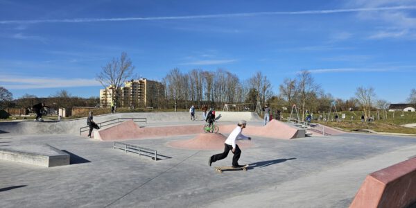 Der Skateplatz mit vielen Rampen, Stufen und Geländern © Stadt Burghausen/ebh