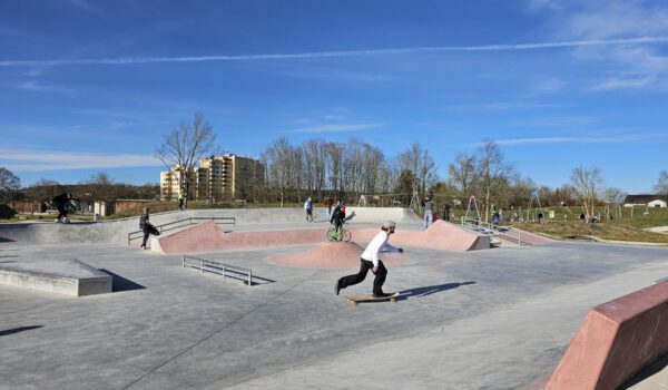 Lo skatepark con numerose rampe, gradini e ringhiere © Stadt Burghausen/ebh