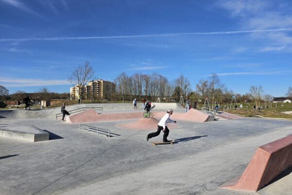 Der Skateplatz mit vielen Rampen, Stufen und Geländern © Stadt Burghausen/ebh