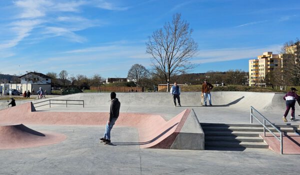 Der Skateplatz mit vielen Rampen, Stufen und Geländern © Stadt Burghausen/ebh Skatepark Burghausen © Stadt Burghausen/ebh