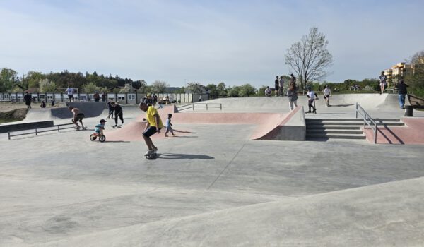 Der Skateplatz mit vielen Rampen, Stufen und Geländern © Stadt Burghausen/ebh Der Skateplatz mit vielen Rampen, Stufen und Geländern © Stadt Burghausen/ebh