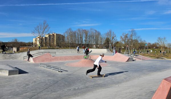 El skatepark con numerosas rampas, escalones y barandillas © Stadt Burghausen/ebh