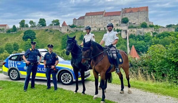 Zwei berittene Polizisten und zwei Polizisten mit Streifenwagen mit Bugpanorama © Stadt Burghausen